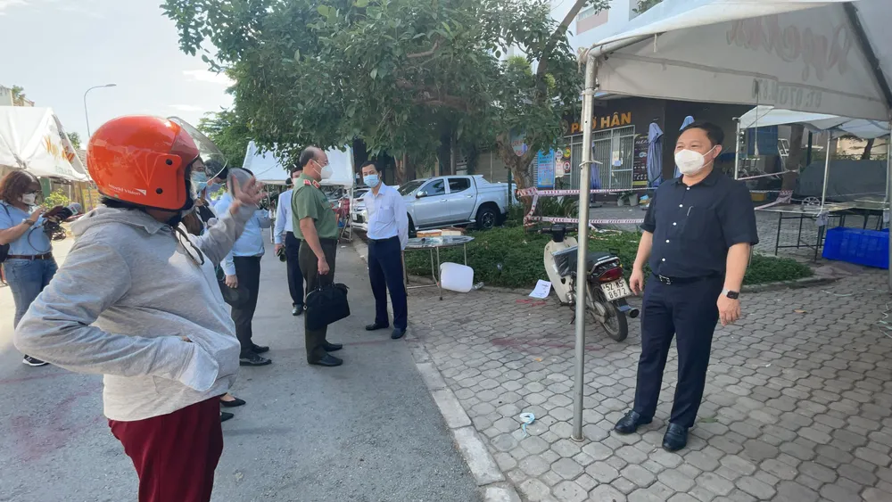 Phó Chủ tịch UBND TPHCM Dương Anh Đức kiểm tra đột xuất một số khu vực cách ly ảnh 3 Phó Chủ tịch UBND TPHCM Dương Anh Đức kiểm tra đột xuất một số khu vực cách ly ảnh 3