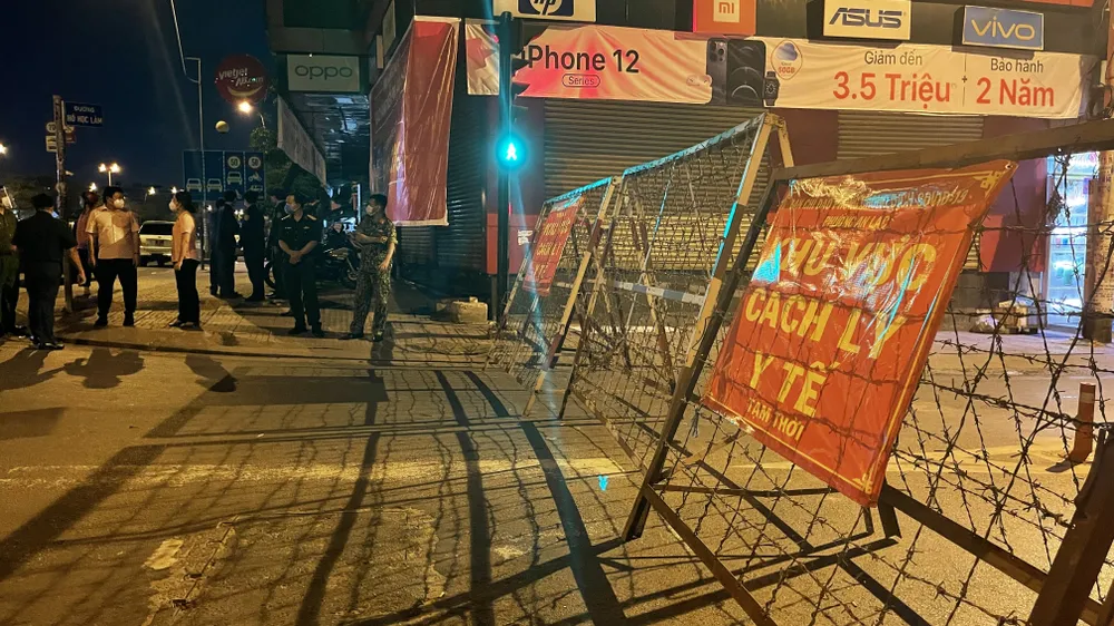 Bí thư Quận ủy quận Bình Tân kiểm tra lập chốt phong tỏa 3 khu phố ảnh 9