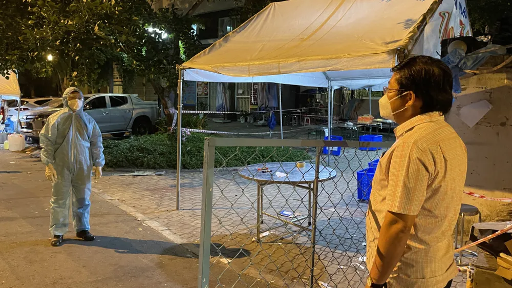 Bí thư Quận ủy quận Bình Tân kiểm tra lập chốt phong tỏa 3 khu phố ảnh 1