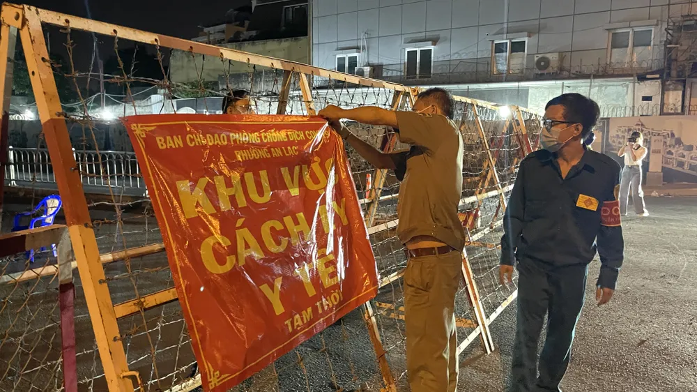 Bí thư Quận ủy quận Bình Tân kiểm tra lập chốt phong tỏa 3 khu phố ảnh 4