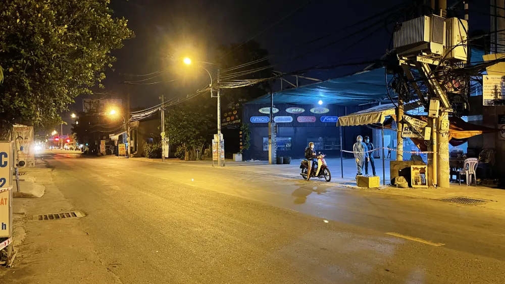 Bí thư Quận ủy quận Bình Tân kiểm tra lập chốt phong tỏa 3 khu phố ảnh 8