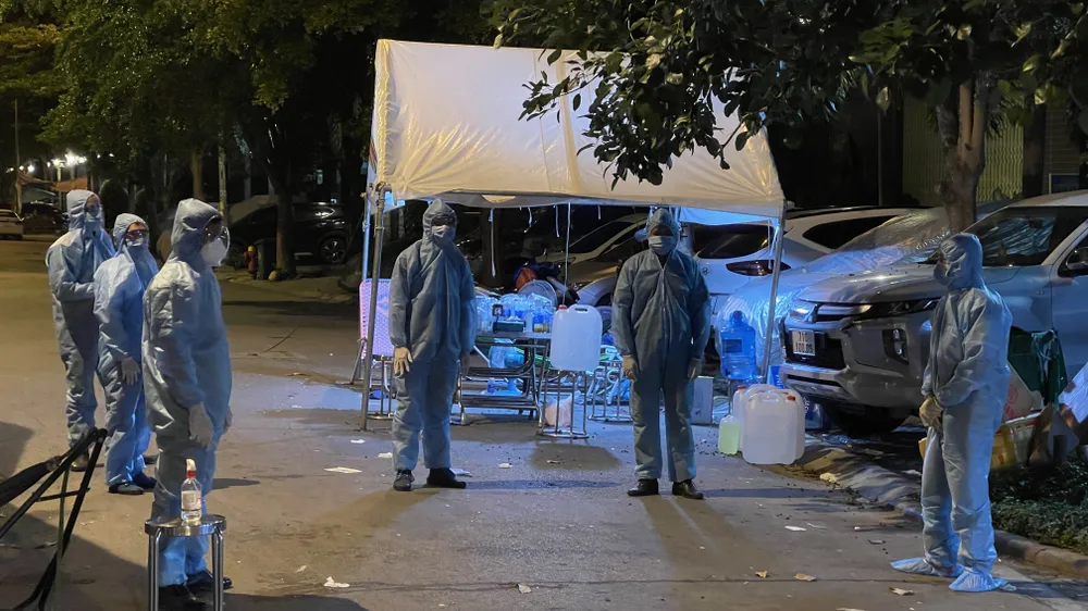 Bí thư Quận ủy quận Bình Tân kiểm tra lập chốt phong tỏa 3 khu phố ảnh 5