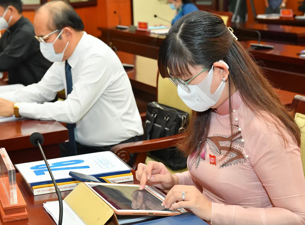 Đại biểu HĐND TPHCM trong kỳ họp thứ nhất khóa X nhiệm kỳ 2021-2026 ảnh 7