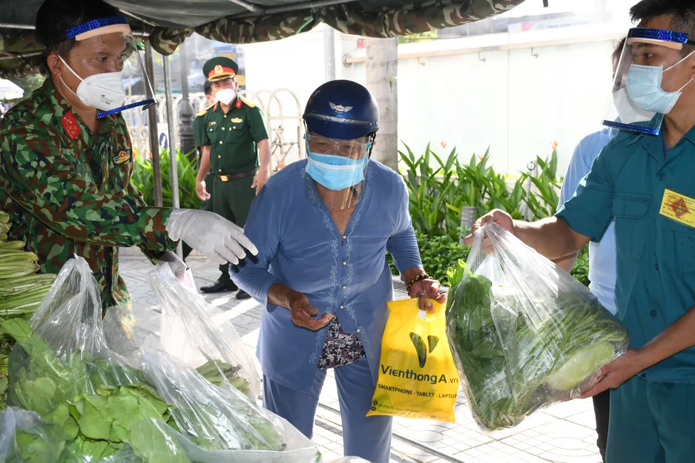 Quân khu 7 tổ chức “Gian hàng 0 đồng” hỗ trợ người khó khăn ở quận Bình Tân ảnh 2