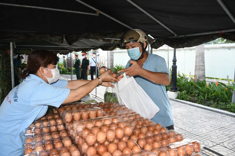 Quân khu 7 tổ chức “Gian hàng 0 đồng” hỗ trợ người khó khăn ở quận Bình Tân ảnh 5