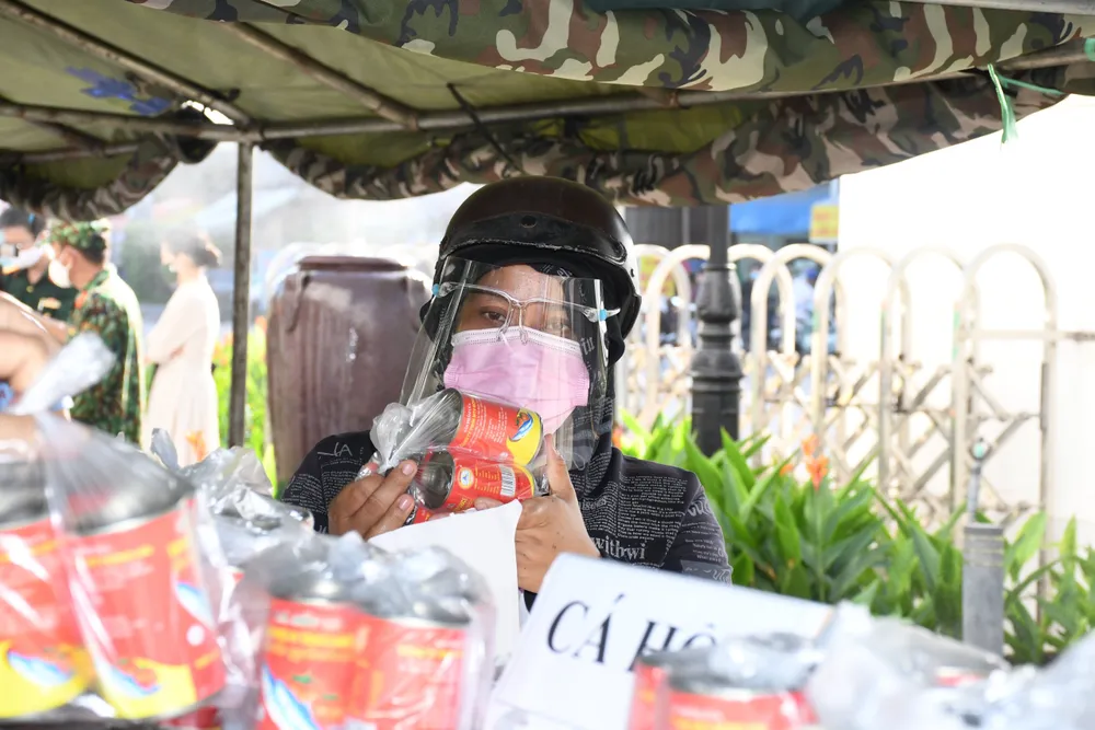 Quân khu 7 tổ chức “Gian hàng 0 đồng” hỗ trợ người khó khăn ở quận Bình Tân ảnh 4