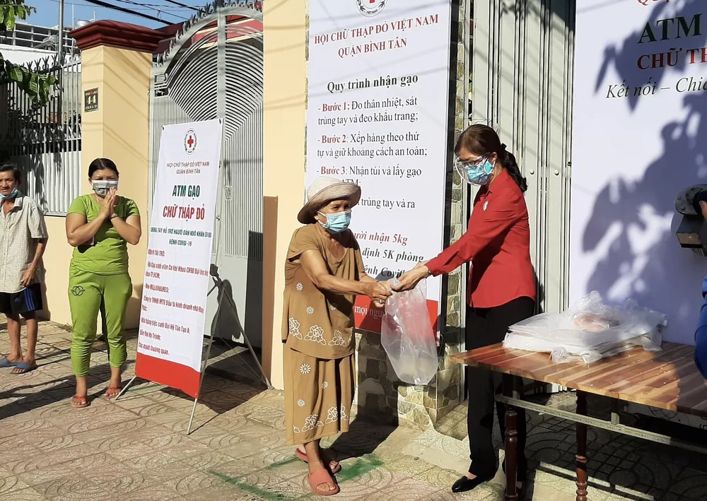 “ATM gạo Chữ thập đỏ” đến với người dân quận Bình Tân ảnh 1
