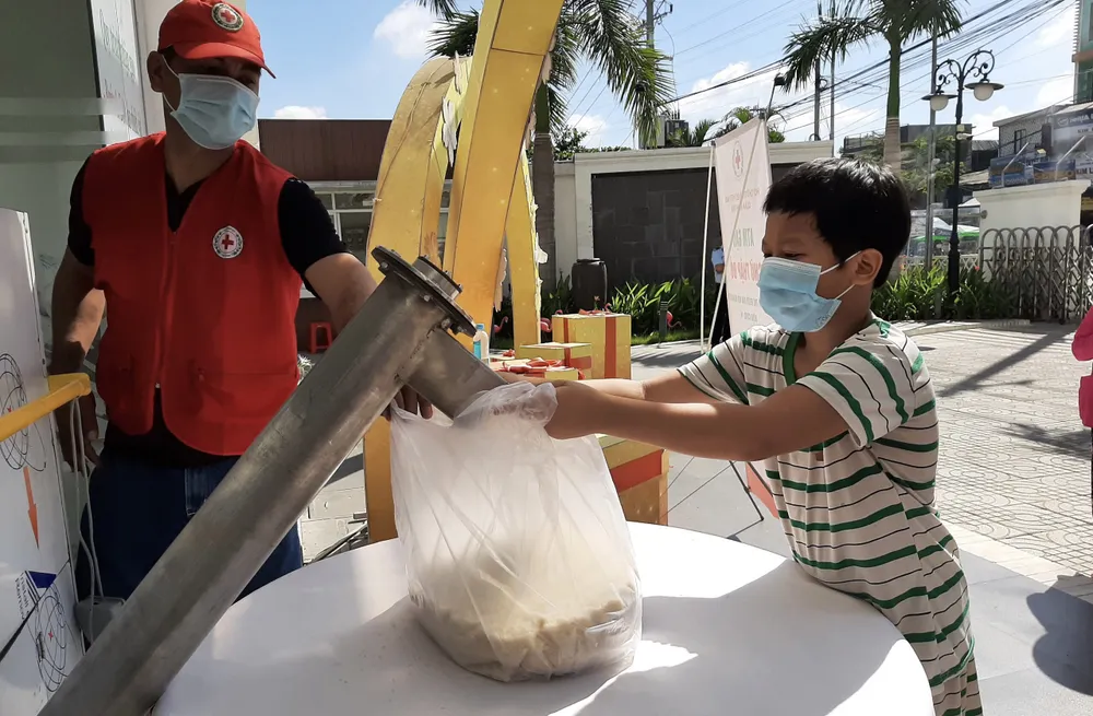 “ATM gạo Chữ thập đỏ” đến với người dân quận Bình Tân ảnh 6