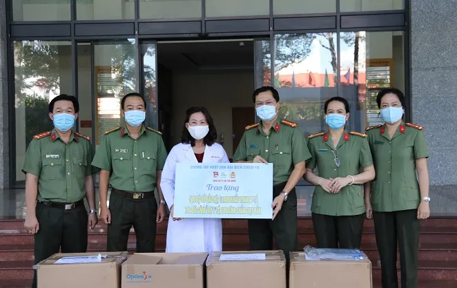 Nghĩa cử cao đẹp của lực lượng áo xanh, chung tay đẩy lùi dịch Covid-19 ảnh 1