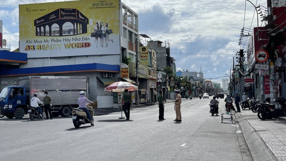 Chốt kiểm soát trên đường Hậu Giang giáp ranh giữa quận Bình Tân và quận 6 được thành lập vào sáng 9-7. Ảnh: VĂN MINH