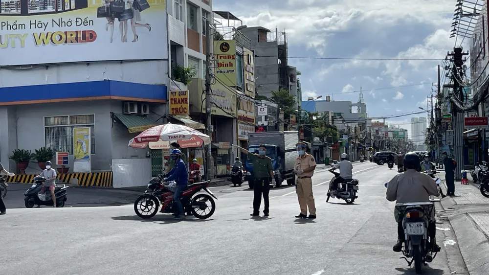Sáng 9-7, một số quận, huyện tại TPHCM lập chốt kiểm soát người ra vào địa bàn ảnh 1