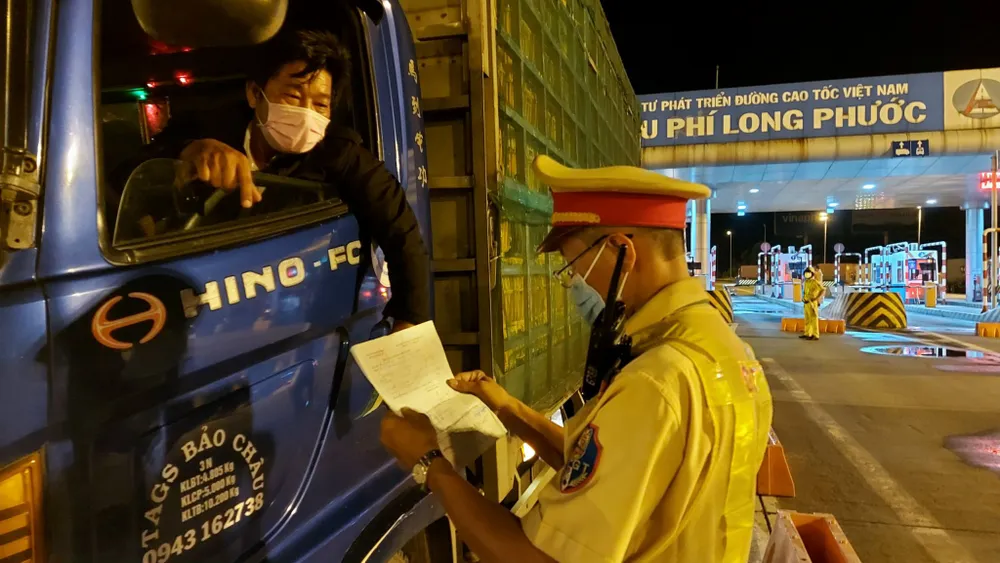 Sáng 9-7, một số quận, huyện tại TPHCM lập chốt kiểm soát người ra vào địa bàn ảnh 4