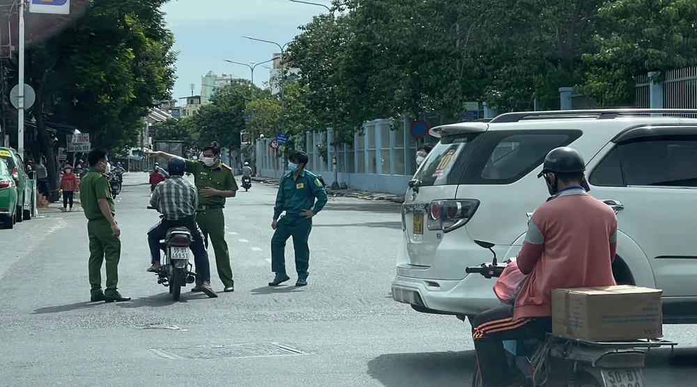 Phó Chủ tịch UBND TPHCM Dương Anh Đức kiểm tra thực hiện Chỉ thị 16 ở các quận huyện ảnh 2 Phó Chủ tịch UBND TPHCM Dương Anh Đức kiểm tra thực hiện Chỉ thị 16 ở các quận huyện ảnh 2
