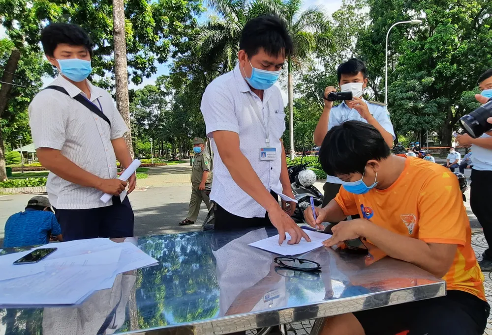 Sáng 9-7, một số quận, huyện tại TPHCM lập chốt kiểm soát người ra vào địa bàn ảnh 3