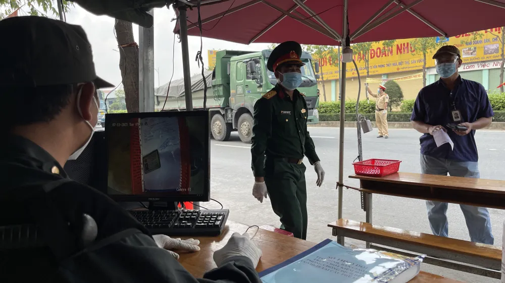 Hệ thống camera soi chiếu giấy tờ tại chốt kiểm soát dịch ảnh 5 Hệ thống camera soi chiếu giấy tờ tại chốt kiểm soát dịch ảnh 5