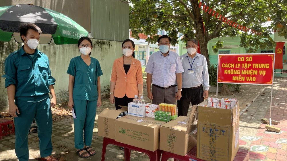 Hỗ trợ thuốc, vitamin và khoáng chất cho người dân khu cách ly ảnh 1 Hỗ trợ thuốc, vitamin và khoáng chất cho người dân khu cách ly ảnh 1