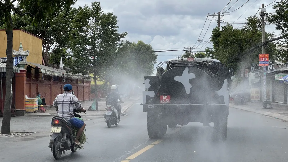 Quân đội phun thuốc khử khuẩn quy mô lớn tại quận Bình Tân ảnh 15 Quân đội phun thuốc khử khuẩn quy mô lớn tại quận Bình Tân ảnh 15