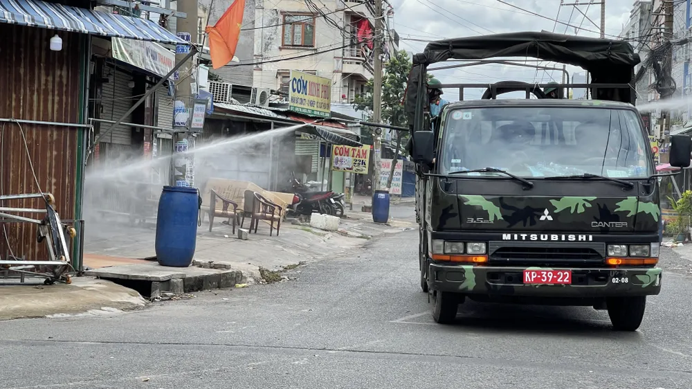 Quân đội phun thuốc khử khuẩn quy mô lớn tại quận Bình Tân ảnh 14 Quân đội phun thuốc khử khuẩn quy mô lớn tại quận Bình Tân ảnh 14