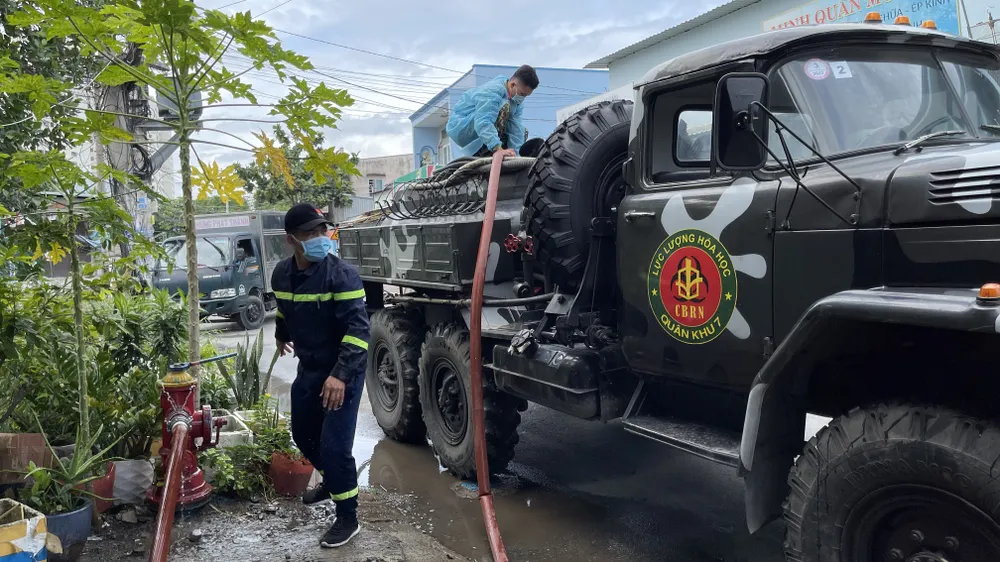 Quân đội phun thuốc khử khuẩn quy mô lớn tại quận Bình Tân ảnh 17 Quân đội phun thuốc khử khuẩn quy mô lớn tại quận Bình Tân ảnh 17