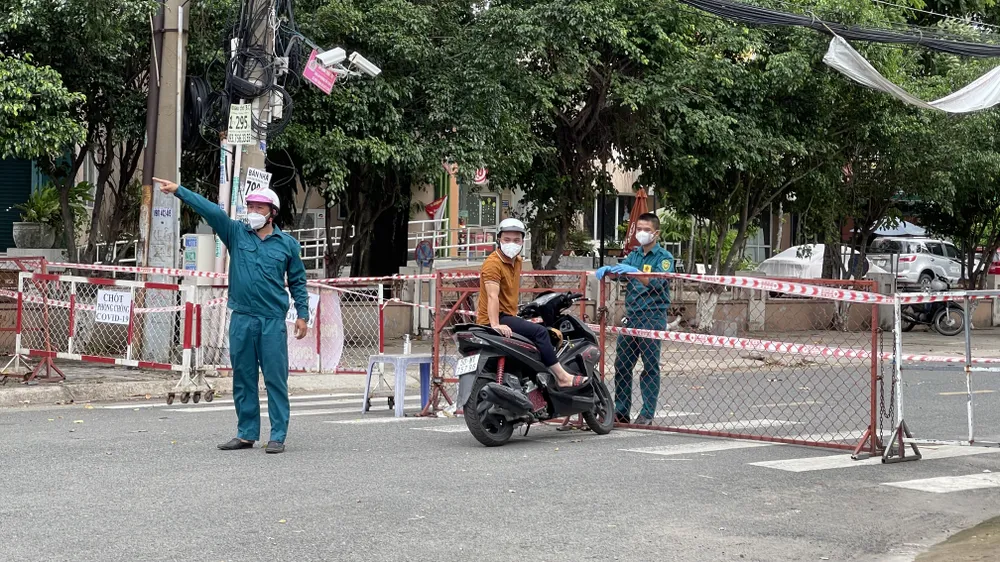 Quân đội phun thuốc khử khuẩn quy mô lớn tại quận Bình Tân ảnh 16 Quân đội phun thuốc khử khuẩn quy mô lớn tại quận Bình Tân ảnh 16