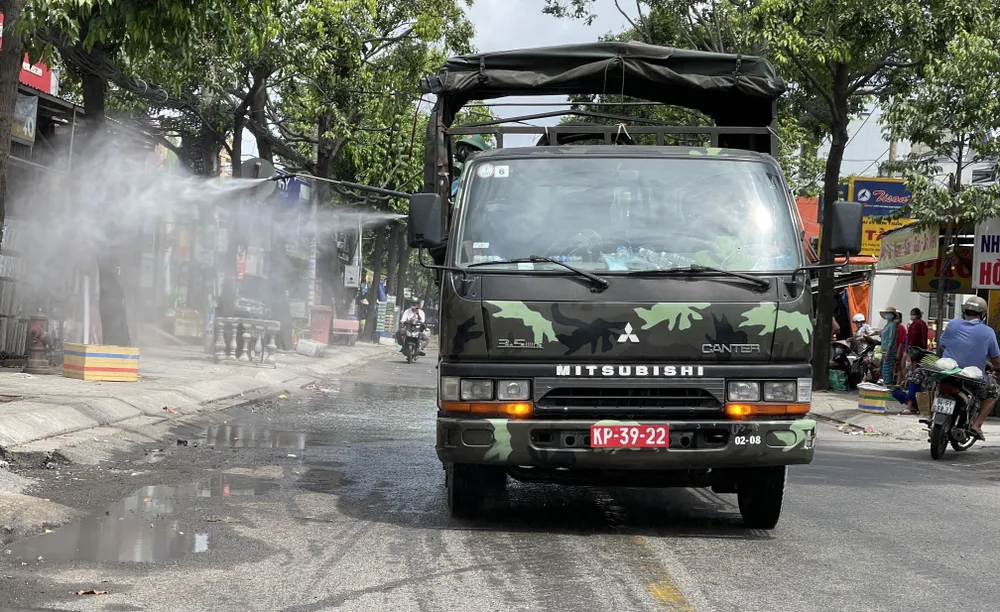 Quân đội phun thuốc khử khuẩn quy mô lớn tại quận Bình Tân ảnh 11 Quân đội phun thuốc khử khuẩn quy mô lớn tại quận Bình Tân ảnh 11
