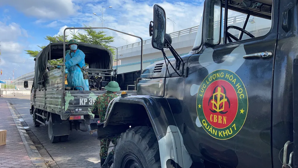 Quân đội phun thuốc khử khuẩn quy mô lớn tại quận Bình Tân ảnh 1 Quân đội phun thuốc khử khuẩn quy mô lớn tại quận Bình Tân ảnh 1
