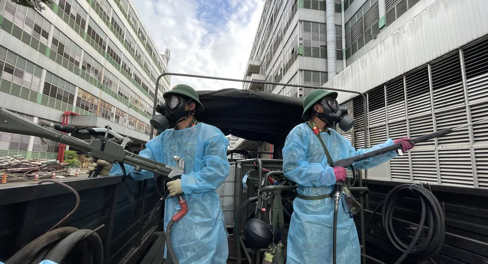 Quân đội phun thuốc khử khuẩn quy mô lớn tại quận Bình Tân ảnh 19 Quân đội phun thuốc khử khuẩn quy mô lớn tại quận Bình Tân ảnh 19