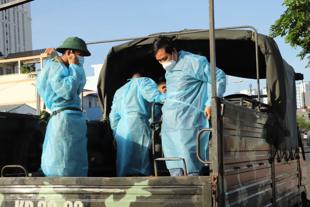 Quân đội phun thuốc khử khuẩn quy mô lớn tại quận Bình Tân ảnh 5 Quân đội phun thuốc khử khuẩn quy mô lớn tại quận Bình Tân ảnh 5