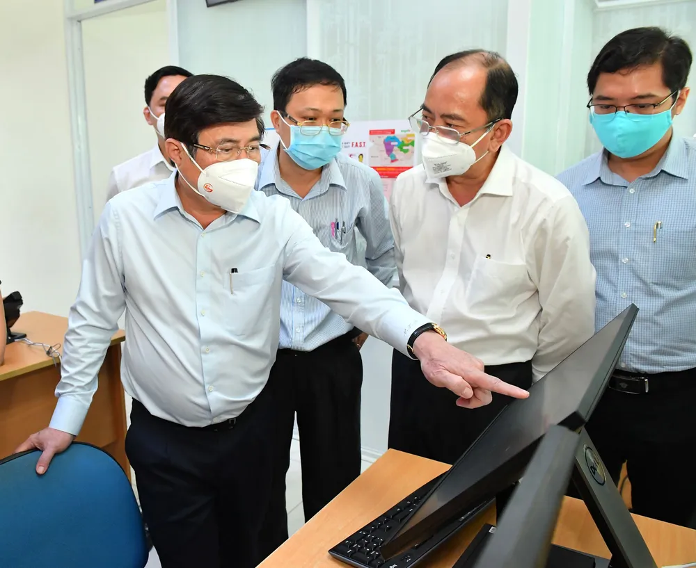 Chủ tịch UBND TPHCM: Tận dụng “thời gian vàng” còn lại triển khai quyết liệt các giải pháp phòng chống dịch ảnh 3