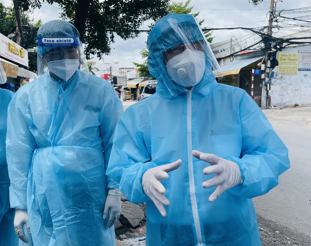 Bí thư Thành ủy TPHCM Nguyễn Văn Nên thăm, động viên người dân ở trọ phải giãn cách ảnh 1