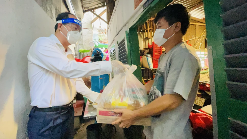 Phó Bí thư Thành ủy TPHCM Nguyễn Hồ Hải thăm hỏi, tặng quà bà con khó khăn trong khu phong tỏa ảnh 3 Phó Bí thư Thành ủy TPHCM Nguyễn Hồ Hải thăm hỏi, tặng quà bà con khó khăn trong khu phong tỏa ảnh 3