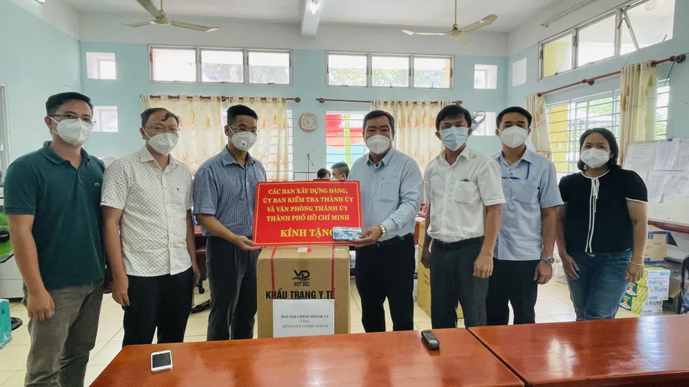 Nhiều đơn vị thăm, tặng quà y bác sĩ, lực lượng tuyến đầu ảnh 3
