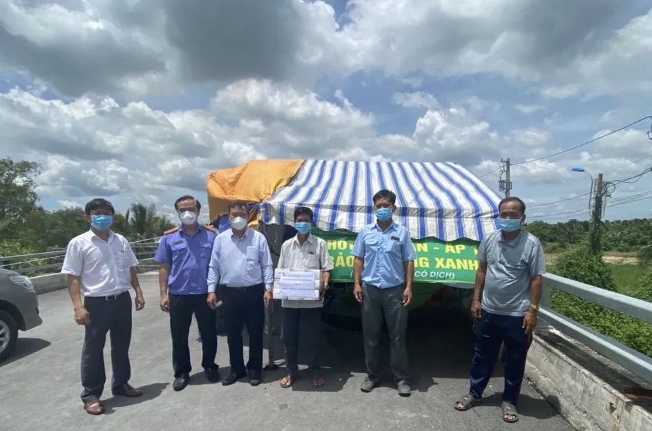 Nhiều đơn vị thăm, tặng quà y bác sĩ, lực lượng tuyến đầu ảnh 2