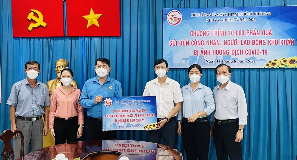 Đại biểu HĐND TPHCM trao tặng 10.000 phần quà đến công nhân, người lao động gặp khó khăn do dịch Covid-19 ảnh 3