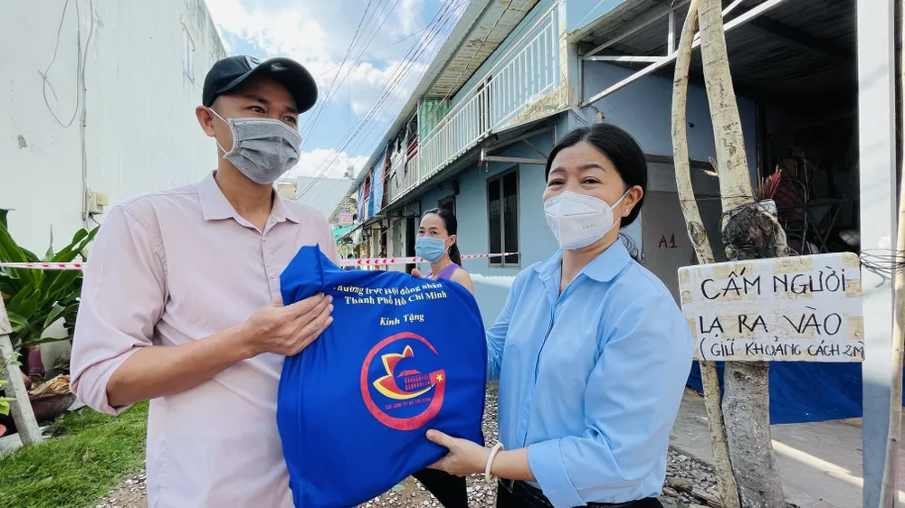 Đại biểu HĐND TPHCM trao tặng 10.000 phần quà đến công nhân, người lao động gặp khó khăn do dịch Covid-19 ảnh 4