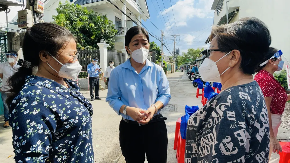 Đại biểu HĐND TPHCM trao tặng 10.000 phần quà đến công nhân, người lao động gặp khó khăn do dịch Covid-19 ảnh 7