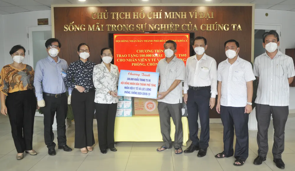 HĐND TPHCM trao tặng 100.000 khẩu trang cho lực lượng tuyến đầu chống dịch Covid-19 ảnh 1