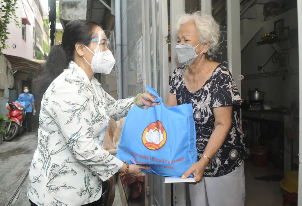 HĐND TPHCM trao tặng 100.000 khẩu trang cho lực lượng tuyến đầu chống dịch Covid-19 ảnh 4