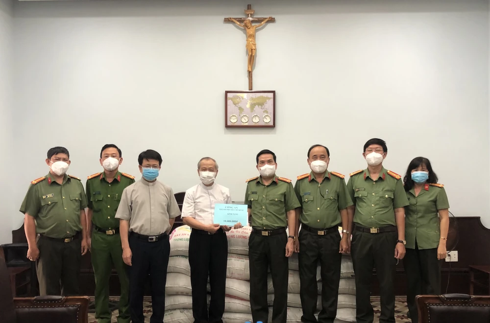 Công an TPHCM động viên cán bộ chiến sĩ nhân ngày truyền thống Công an nhân dân ảnh 3 Công an TPHCM động viên cán bộ chiến sĩ nhân ngày truyền thống Công an nhân dân ảnh 3