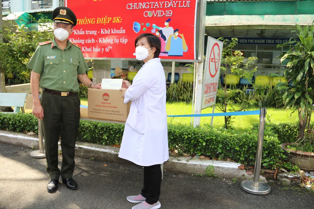 Thăm hỏi, động viên lực lượng tuyến đầu mắc Covid-19 khi làm nhiệm vụ ảnh 3
