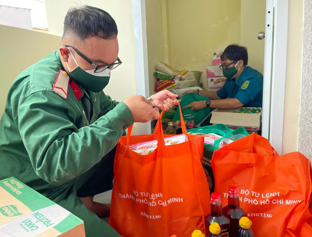 Bộ Tư lệnh TPHCM thành lập 310 tổ công tác xuất quân hỗ trợ cung cấp lương thực cho người dân ảnh 2