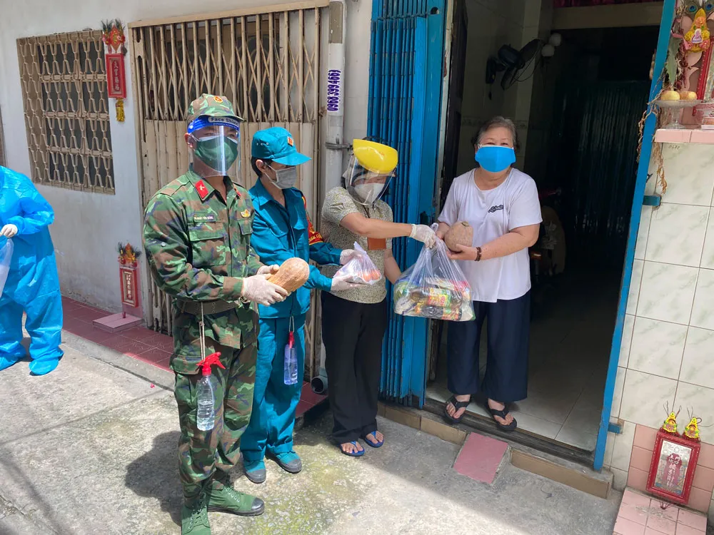 Bộ đội cùng cán bộ phường xã đưa nhu yếu phẩm đến tận nhà dân ảnh 11
