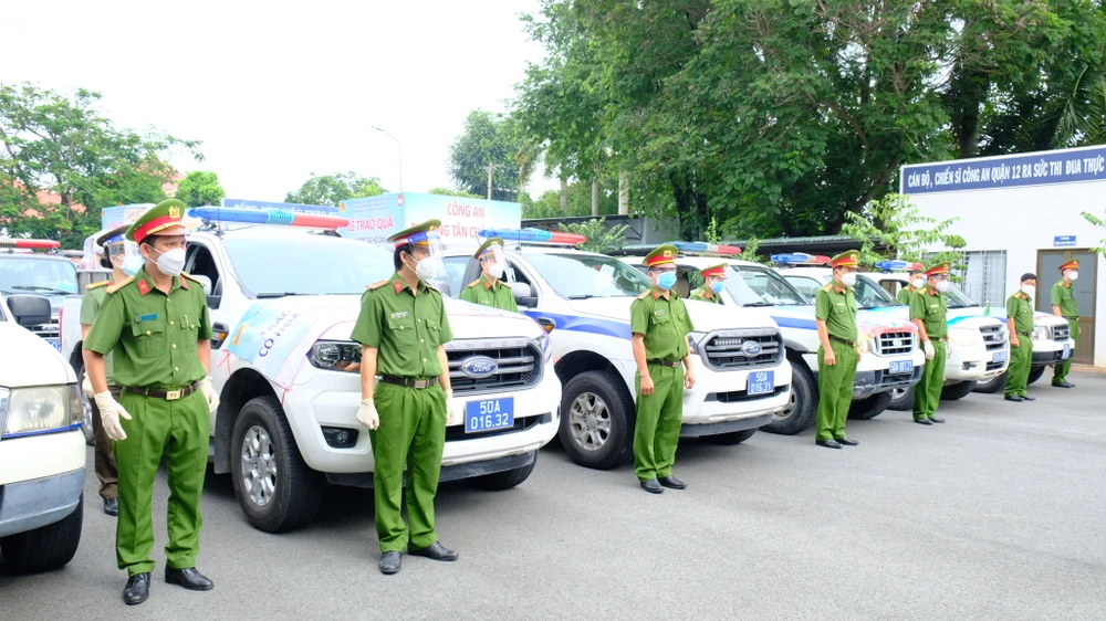 Lực lượng Công an TPHCM gõ cửa từng nhà bà con khó khăn trao nhu yếu phẩm ảnh 2 Lực lượng Công an TPHCM gõ cửa từng nhà bà con khó khăn trao nhu yếu phẩm ảnh 2