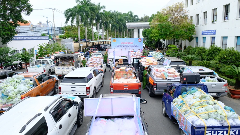 Lực lượng Công an TPHCM gõ cửa từng nhà bà con khó khăn trao nhu yếu phẩm ảnh 5 Lực lượng Công an TPHCM gõ cửa từng nhà bà con khó khăn trao nhu yếu phẩm ảnh 5
