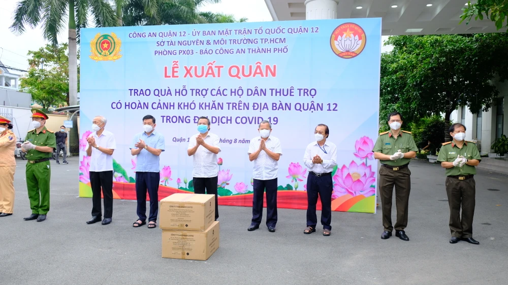 Lực lượng Công an TPHCM gõ cửa từng nhà bà con khó khăn trao nhu yếu phẩm ảnh 1 Lực lượng Công an TPHCM gõ cửa từng nhà bà con khó khăn trao nhu yếu phẩm ảnh 1