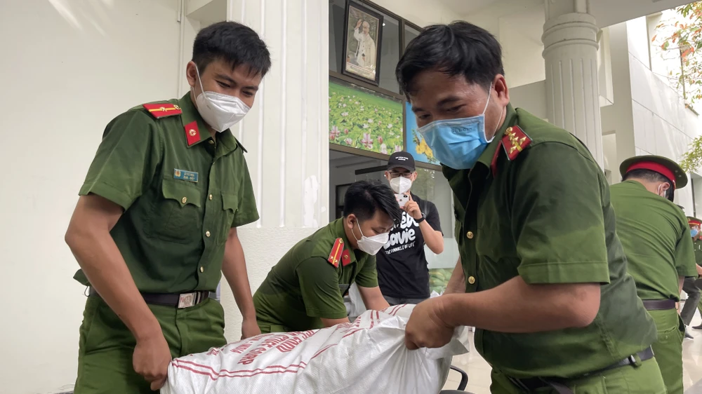 Lực lượng Công an TPHCM gõ cửa từng nhà bà con khó khăn trao nhu yếu phẩm ảnh 6 Lực lượng Công an TPHCM gõ cửa từng nhà bà con khó khăn trao nhu yếu phẩm ảnh 6