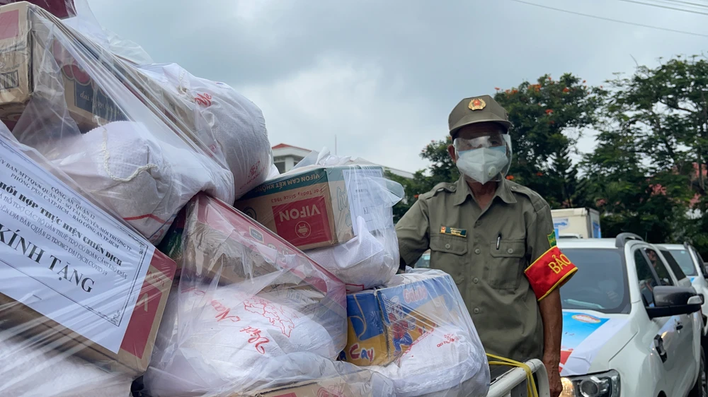 Lực lượng Công an TPHCM gõ cửa từng nhà bà con khó khăn trao nhu yếu phẩm ảnh 8 Lực lượng Công an TPHCM gõ cửa từng nhà bà con khó khăn trao nhu yếu phẩm ảnh 8