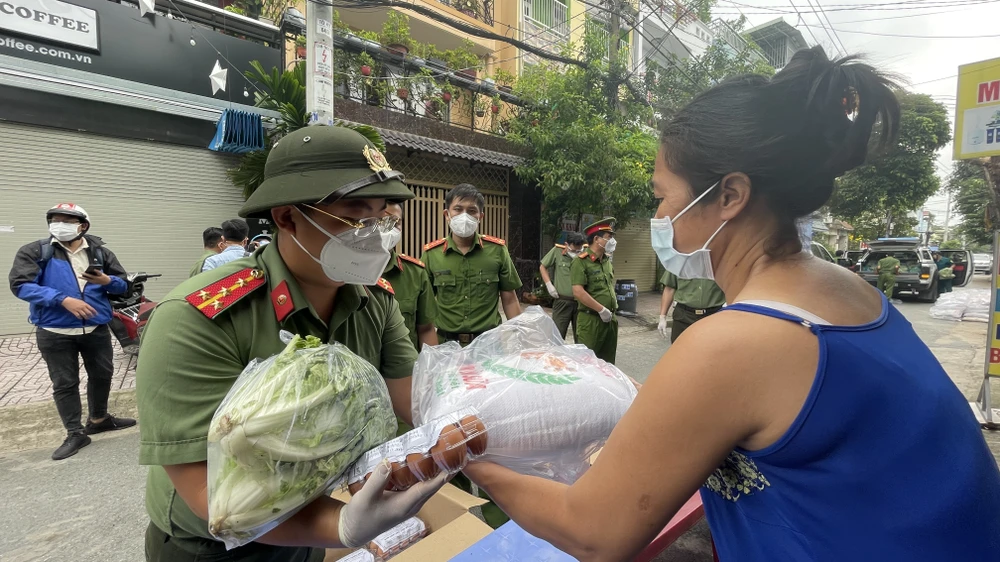 Lực lượng Công an TPHCM gõ cửa từng nhà bà con khó khăn trao nhu yếu phẩm ảnh 14 Lực lượng Công an TPHCM gõ cửa từng nhà bà con khó khăn trao nhu yếu phẩm ảnh 14