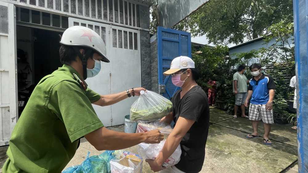 Lực lượng Công an TPHCM gõ cửa từng nhà bà con khó khăn trao nhu yếu phẩm ảnh 13 Lực lượng Công an TPHCM gõ cửa từng nhà bà con khó khăn trao nhu yếu phẩm ảnh 13