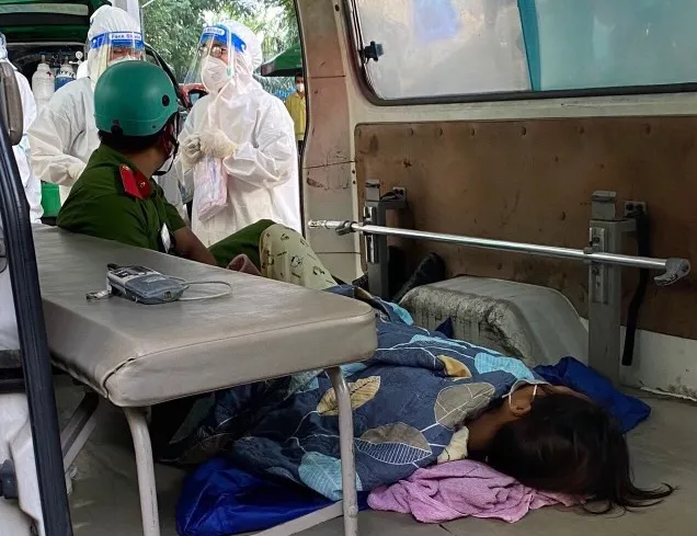 Chiến sĩ công an trực chốt đỡ đẻ thành công cho thai phụ ảnh 2